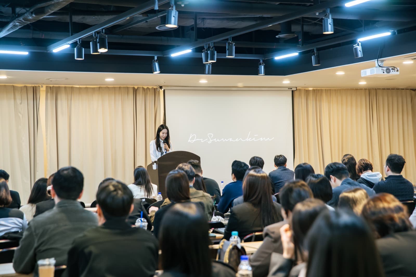 Dr. Kim Suwan, Chief Director of SU Dental Hospital, lecturing at a veneer seminar
